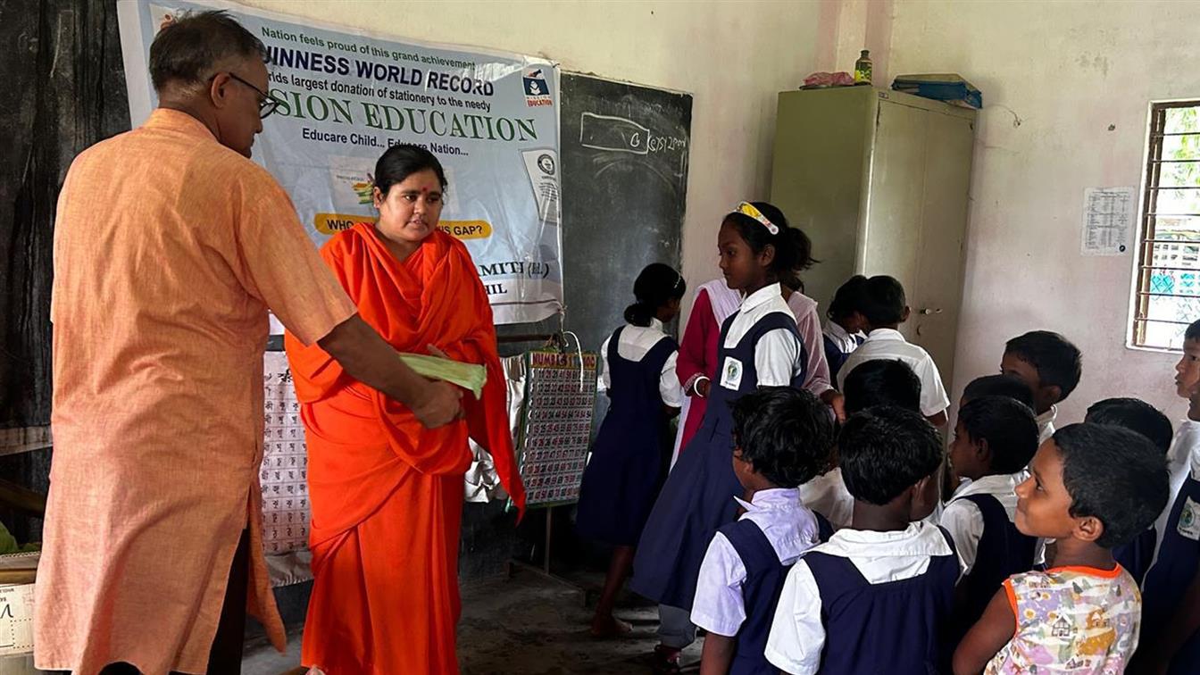 विजयनगर तहसिलद्वारा प्राथमिक विद्यालयहरूलाई प्रतिलिपि, पेन्सिल, रबर पेन, वितरण