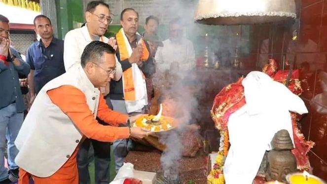 मुख्यमन्त्री प्रेमसिंह तामाङले हनुमान जयन्तीको अवसरमा दार्जीलिङस्थित महाकाल धामको दर्शन