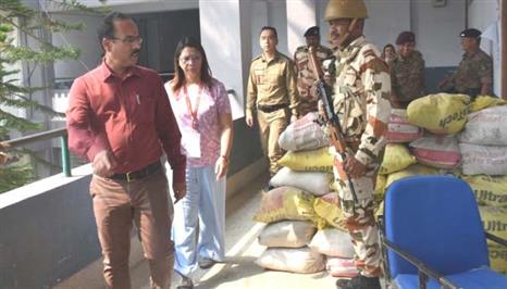 सिक्किमका मुख्य निर्वाचन अधिकारी डी0 आनन्दनले इभिएमको सुरक्षा व्यवस्था, कन्ट्रोल रुमको निरीक्षण